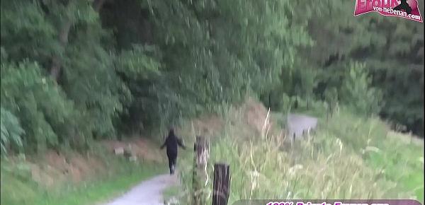 Türkische Muslim Mutter macht Usertreffen outdoor und lässt sich in den Mund Pissen